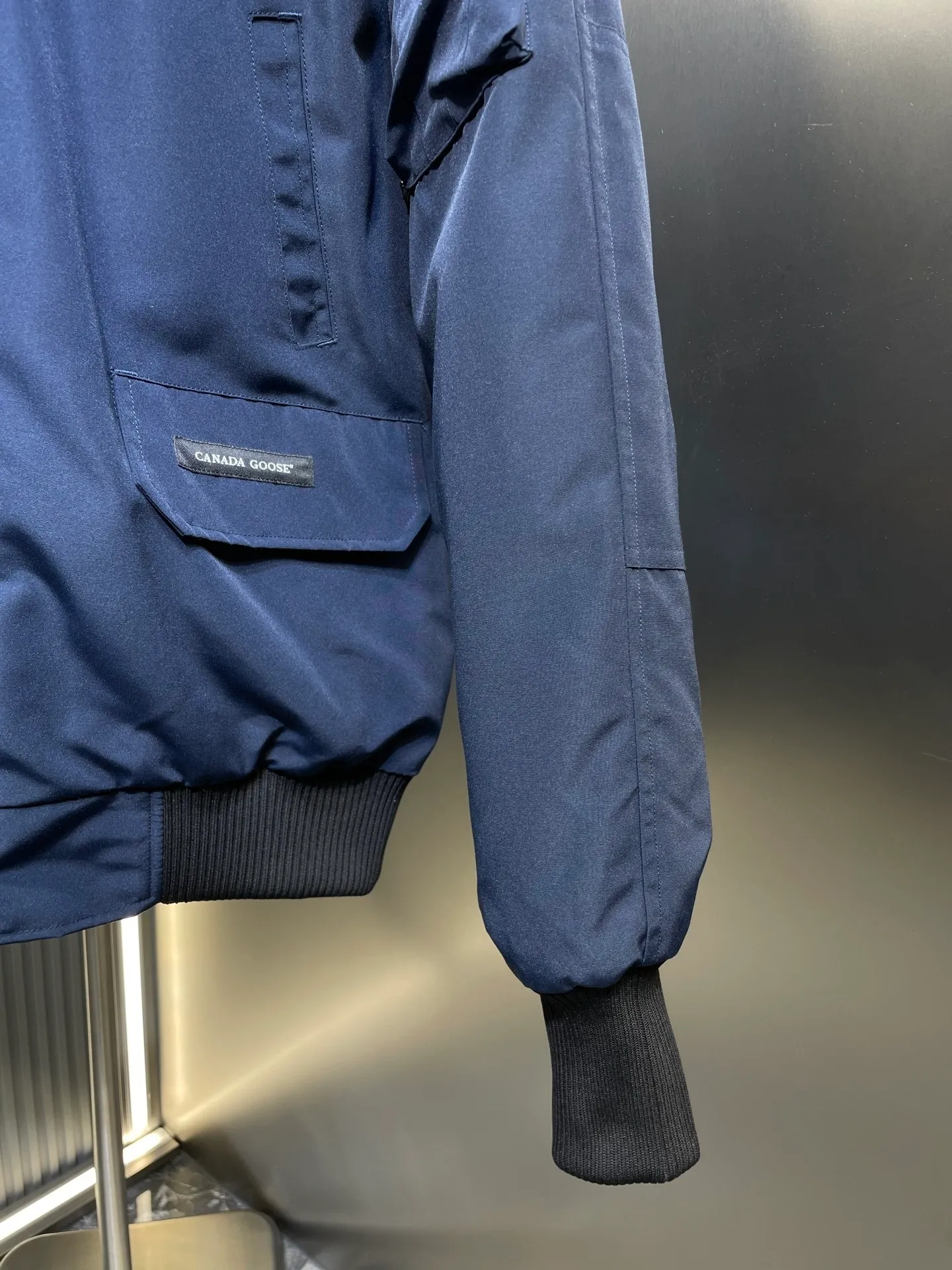 P760 original top quality Canada Goose #Chilliwa 7999M pilot short style/01 style #Men and Women Same Style# Synchronized anti-counterfeiting chip sensor! ➖ Imported 21S polyester-cotton blended original fabric [Last year’s 16S/18S hard fabrics have been completely eliminated, this year all use 21S synchronous fabrics, the soft mid-strap feels delicate and textured], synchronous Feather-Light 10D waterproof coating fabric, made of 84.5 polyester fiber and 15.5 cotton, 100% the best feel in the entire network! ➖ The official website synchronizes the national standard 80 white duck down, you can check the official website customer service, there will never be a series of misleading claims such as 90 down or goose down! ➖ Using the best nylon lon lining with double double-layer sealing design, anti-down 7 needles + grid-filled down ready-made garments, there will be 100% no so-called velvet running! ➖ The cuffs are designed with thickened seamless threads, and the collar and pocket lining are made of top-notch warmth and comfort! ➖ Yoshida YKK provides original custom-made electroplated sliders. YKK two-way lockable zippers are tight and smooth and will not peel off paint! ➖ 3M composite guarantees that the Velcro is the same as the original, durable, and all accessories and hardware are custom-made! ➖ Customized 10,000-needle embroidery labels imported from Behringer embroidery machines, 98% of which restore the original labels. You can check and compare on the official website! ➖ The fur collars are all made of large pieces of Western Canadian blue wolf hide, ensuring that each fur collar is 13-15cm wide!   Size:XS-XXL